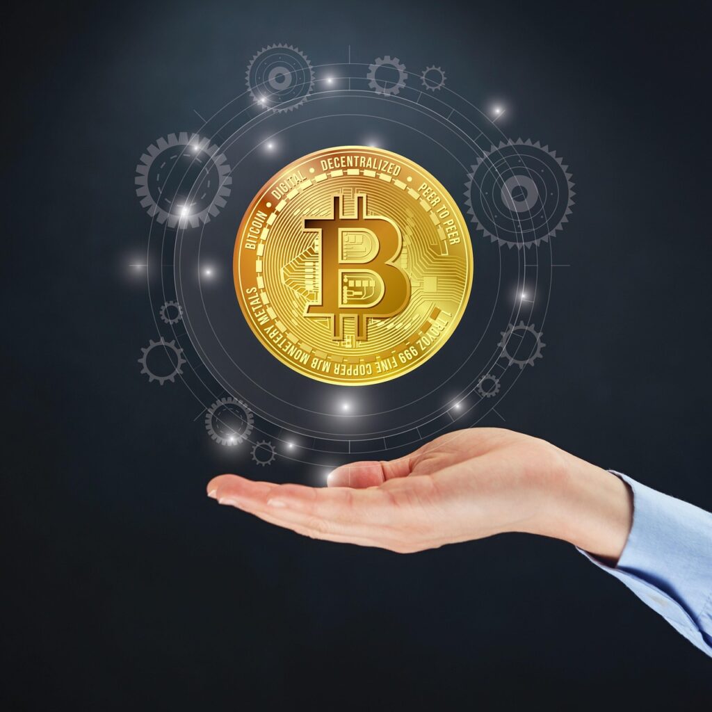 une main qui soulève un bitcoin scintillant