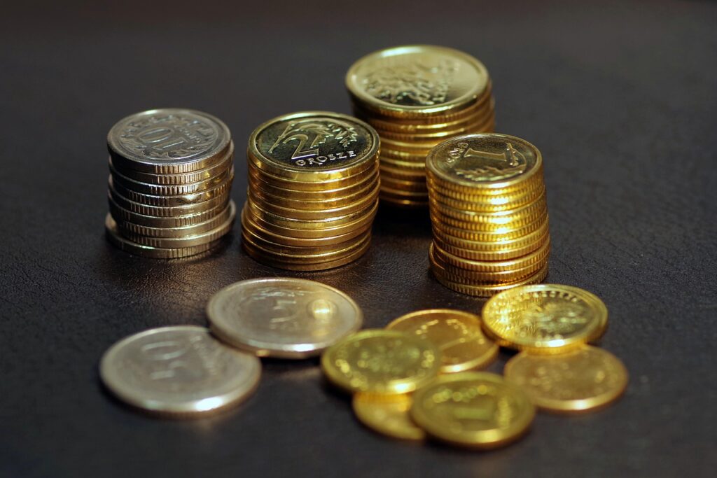 Plusieurs pièces d'argent empiler sur un fond noir