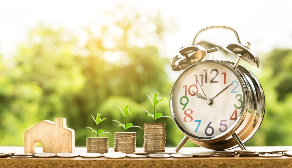 un paysage avec des arbres dans le fond , avec une horloge et des pièces empilé et une maison en bois en avant plans 